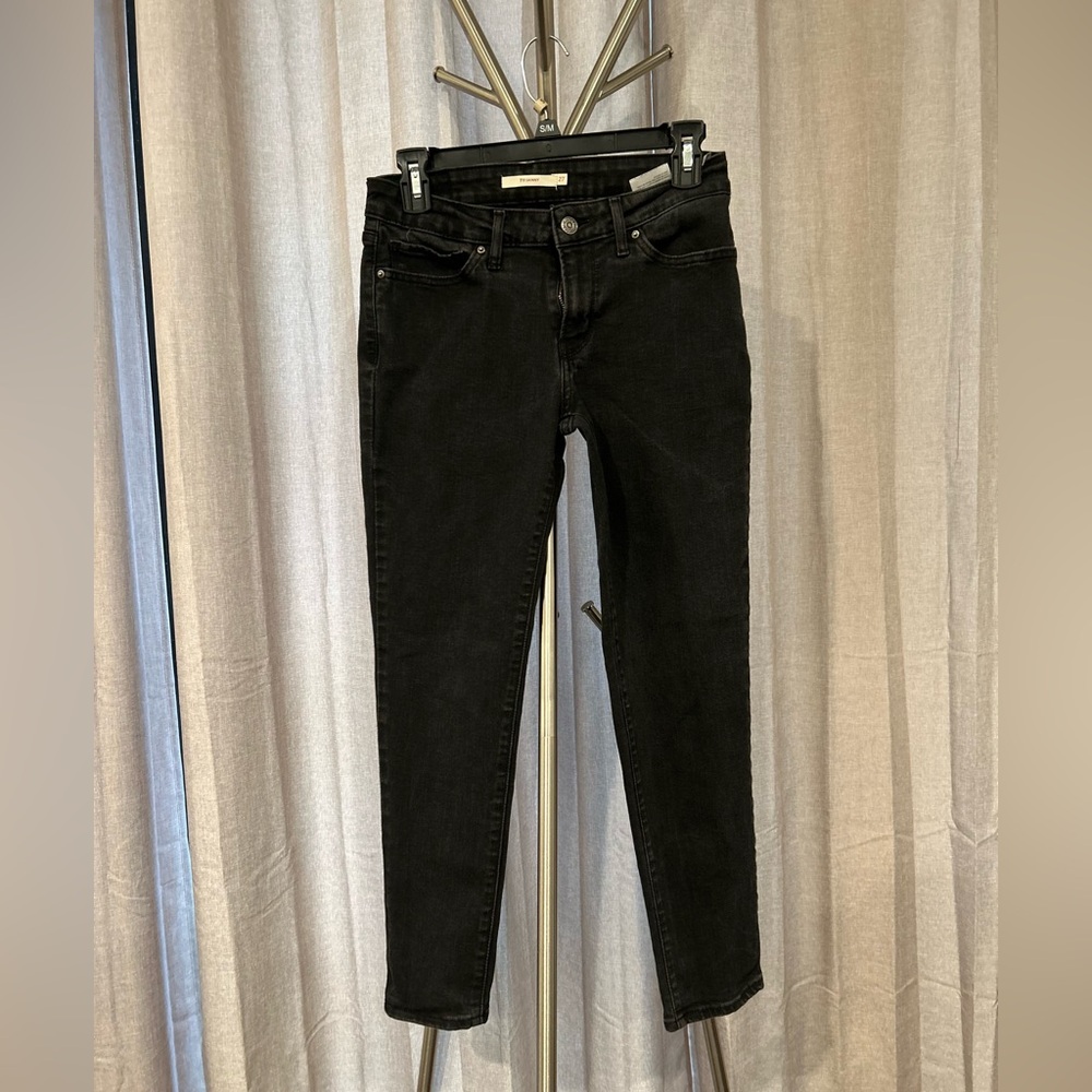 Great pair of‎ Black Levi’s 711 skinny style. Size 27. Inseam 25.
